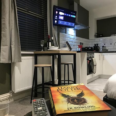 Contemporary 1 Bed Studio For Comfy Stay In Wigan Buitenkant foto